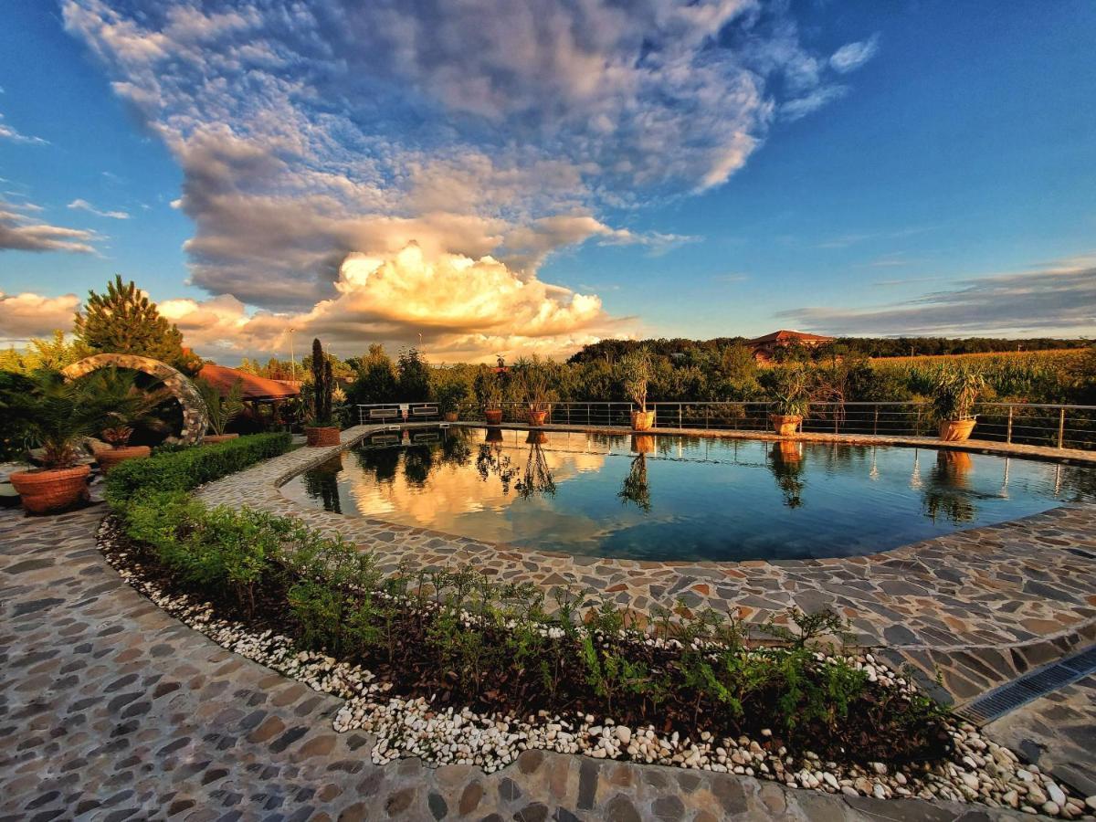 Country Spa Retreat Snagov Exterior foto The "Blue Lake"