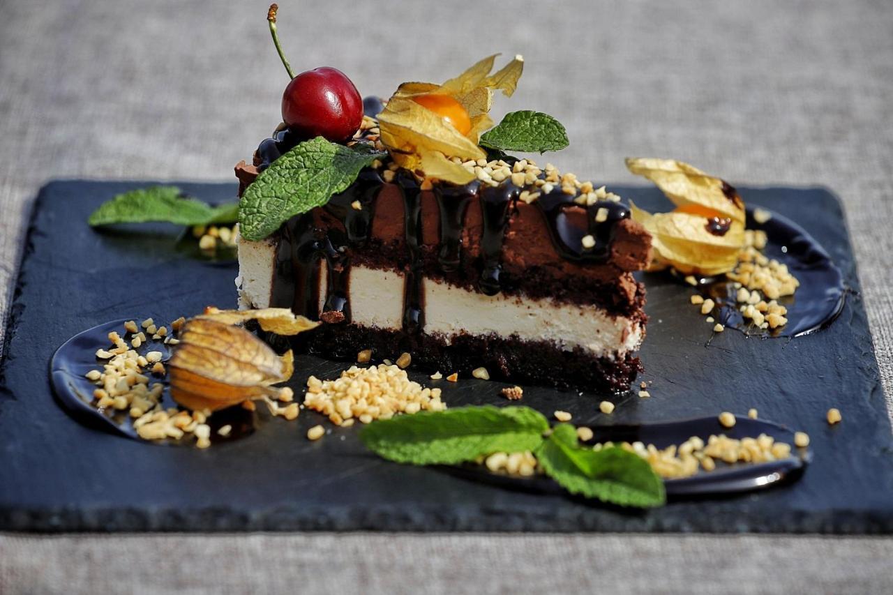 Country Spa Retreat Snagov Exterior foto A chocolate cheesecake