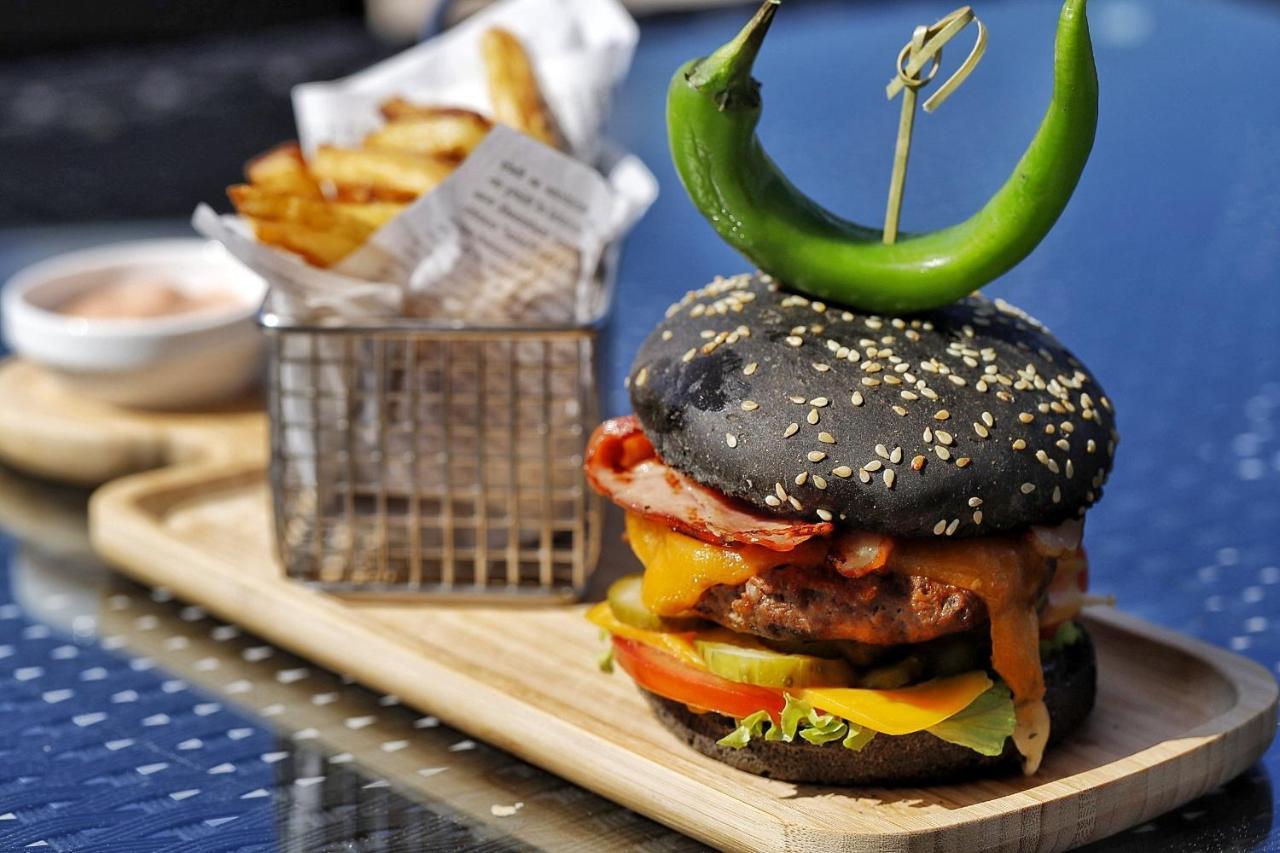 Country Spa Retreat Snagov Exterior foto A black bun hamburger