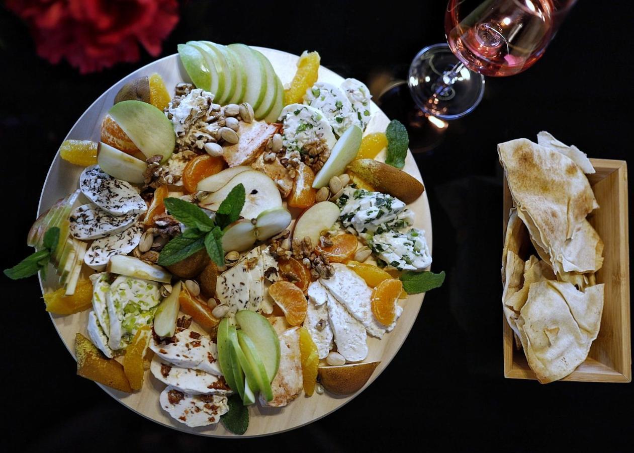 Country Spa Retreat Snagov Exterior foto A cheese platter with a selection of cheeses and fruit