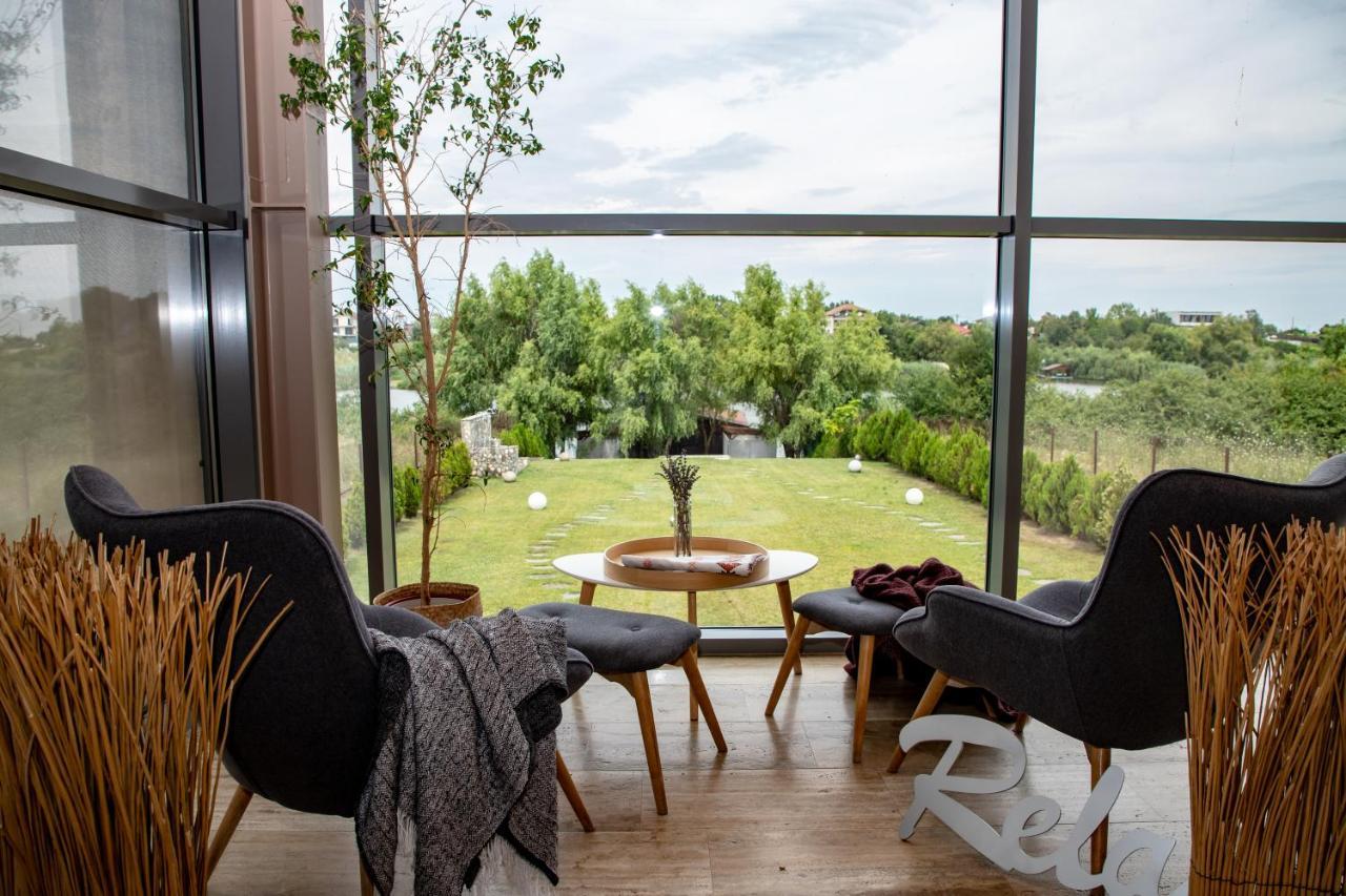 Country Spa Retreat Snagov Exterior foto View from the living room